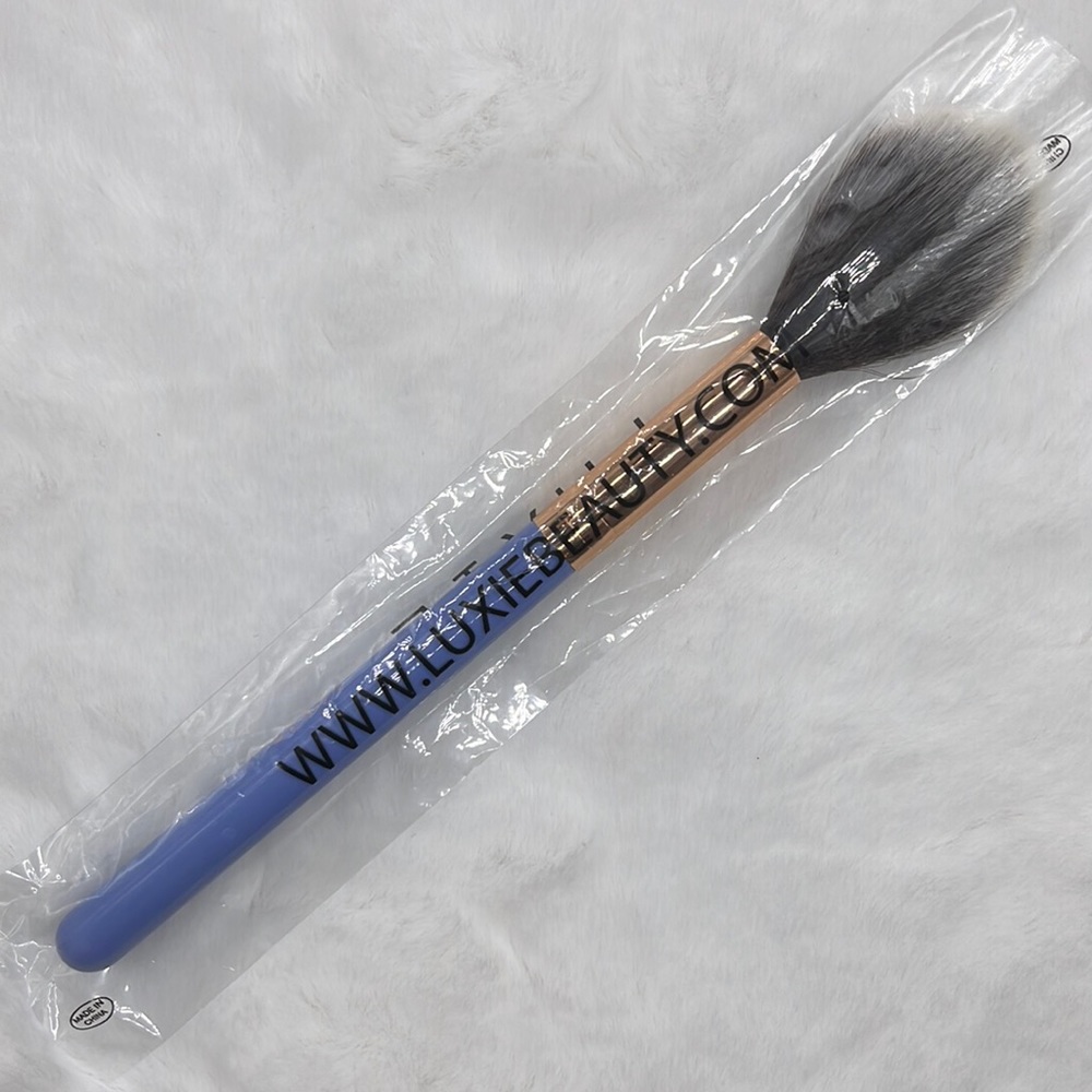 4/$25 Luxie Beauty Pro Precision Tapered Brush 640